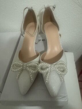Elegant Pearl Bow White Women's Pointed-Toe Heelsy new in box